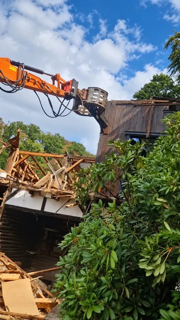 Abrissarbeiten mit Bagger